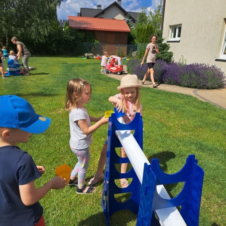 Wakacyjne zabawy w ogródku przedszkolnym - lipiec 2023