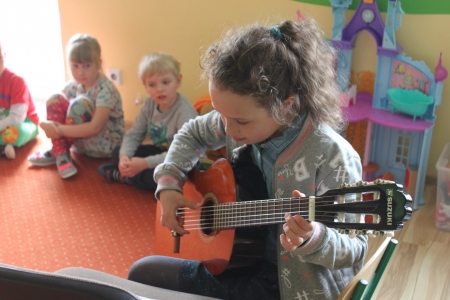 Jowita gra na gitarze - koncert naszej absolwentki - maj 2019