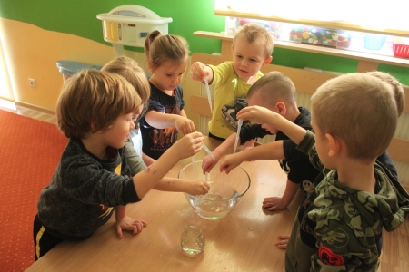 Zabawy badawcze z wodą - zajęcia w Krasnalach - grudzień 2021